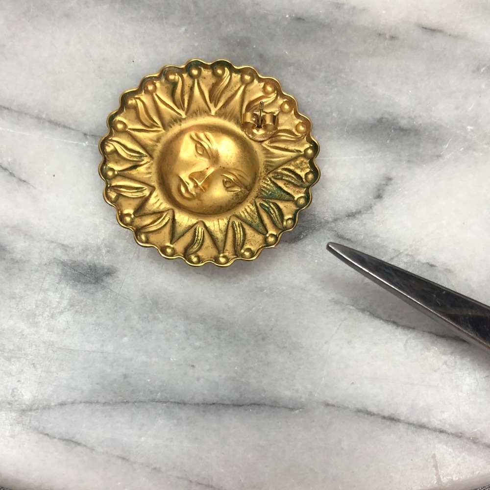 Vintage 90s Celestial Sunburst smiling sun matte gold tone pierced earrings - Picture 4 of 5